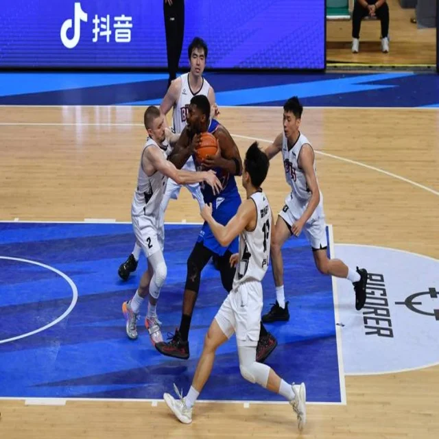 詹姆斯得分里程碑震撼全场，书写NBA新传奇